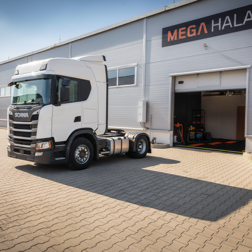 Ruční mytí kamionů, čištění interiérů i detailing